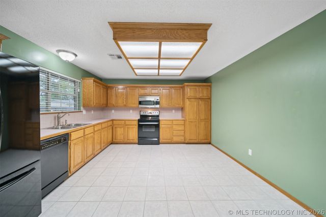 616 Grove Crest Road, Pryor, OK 74361