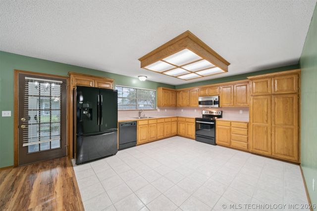 616 Grove Crest Road, Pryor, OK 74361