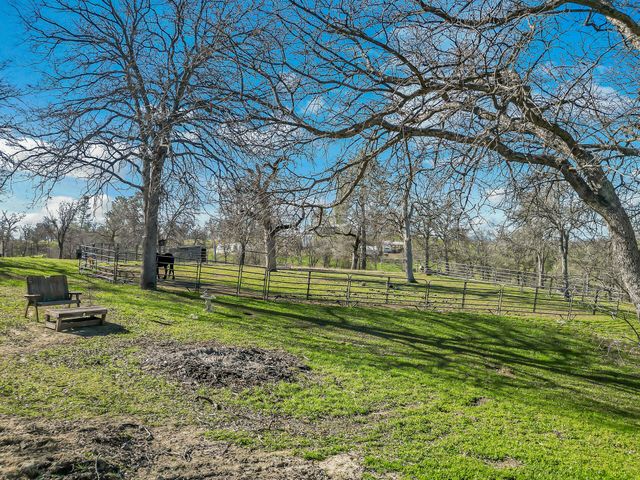 13725 Gas Point Road, Igo, CA 96047