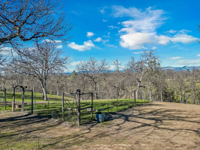 13725 Gas Point Road, Igo, CA 96047