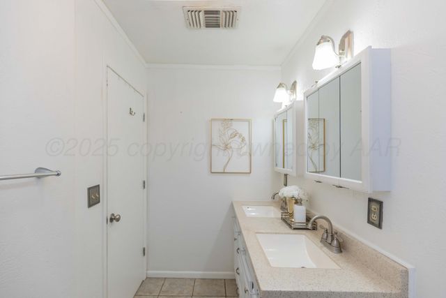 1010 Elm Avenue, Dalhart, TX 79022