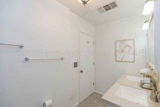 1010 Elm Avenue, Dalhart, TX 79022