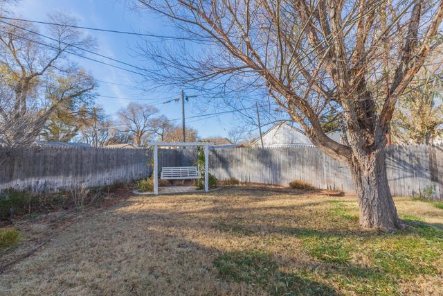 1010 Elm Avenue, Dalhart, TX 79022