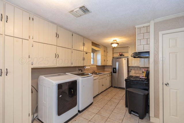 1010 Elm Avenue, Dalhart, TX 79022