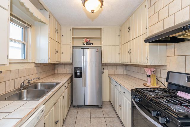 1010 Elm Avenue, Dalhart, TX 79022