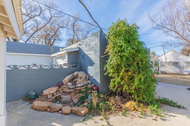 1010 Elm Avenue, Dalhart, TX 79022