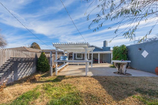 1010 Elm Avenue, Dalhart, TX 79022