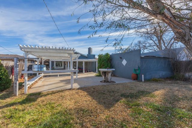 1010 Elm Avenue, Dalhart, TX 79022