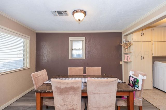 1010 Elm Avenue, Dalhart, TX 79022