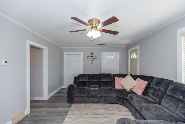 1010 Elm Avenue, Dalhart, TX 79022