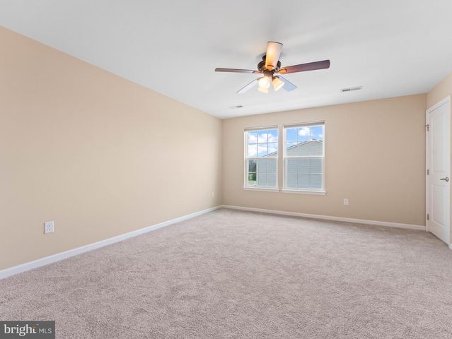 124 VILLAGE GREEN LN, Sicklerville, NJ 08081