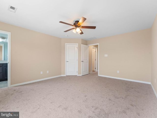 124 VILLAGE GREEN LN, Sicklerville, NJ 08081