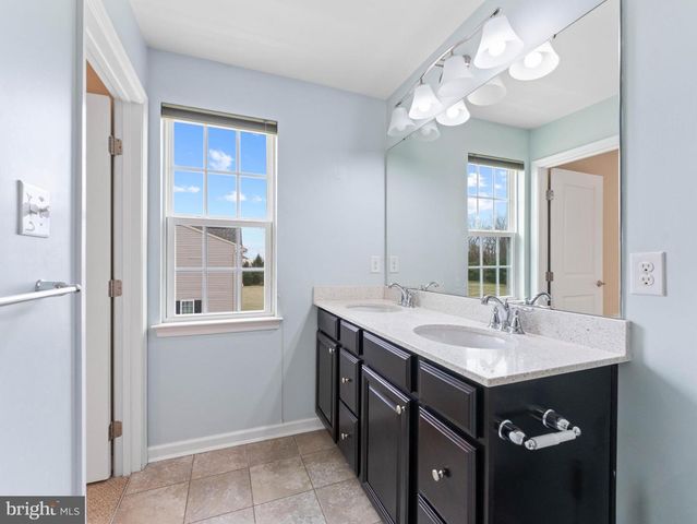 124 VILLAGE GREEN LN, Sicklerville, NJ 08081