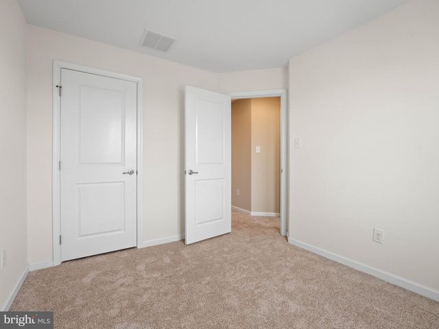 124 VILLAGE GREEN LN, Sicklerville, NJ 08081