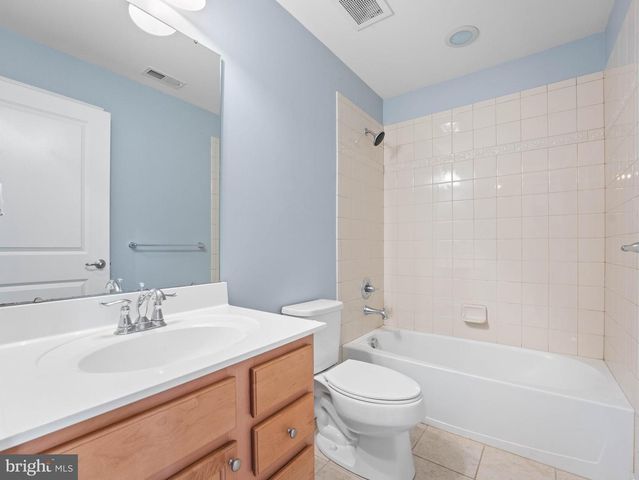 124 VILLAGE GREEN LN, Sicklerville, NJ 08081