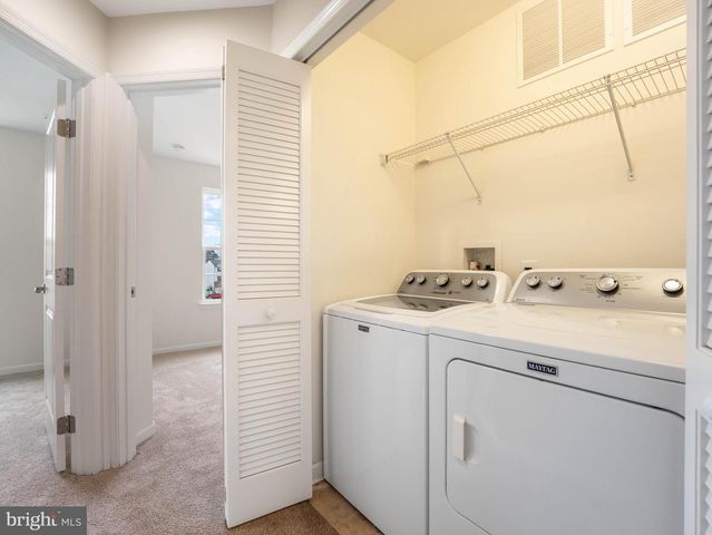 124 VILLAGE GREEN LN, Sicklerville, NJ 08081