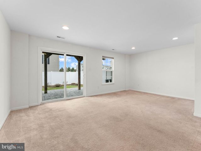 124 VILLAGE GREEN LN, Sicklerville, NJ 08081