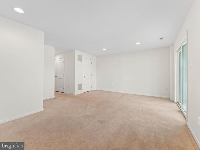 124 VILLAGE GREEN LN, Sicklerville, NJ 08081