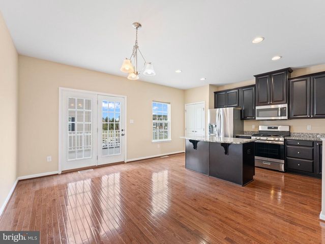 124 VILLAGE GREEN LN, Sicklerville, NJ 08081