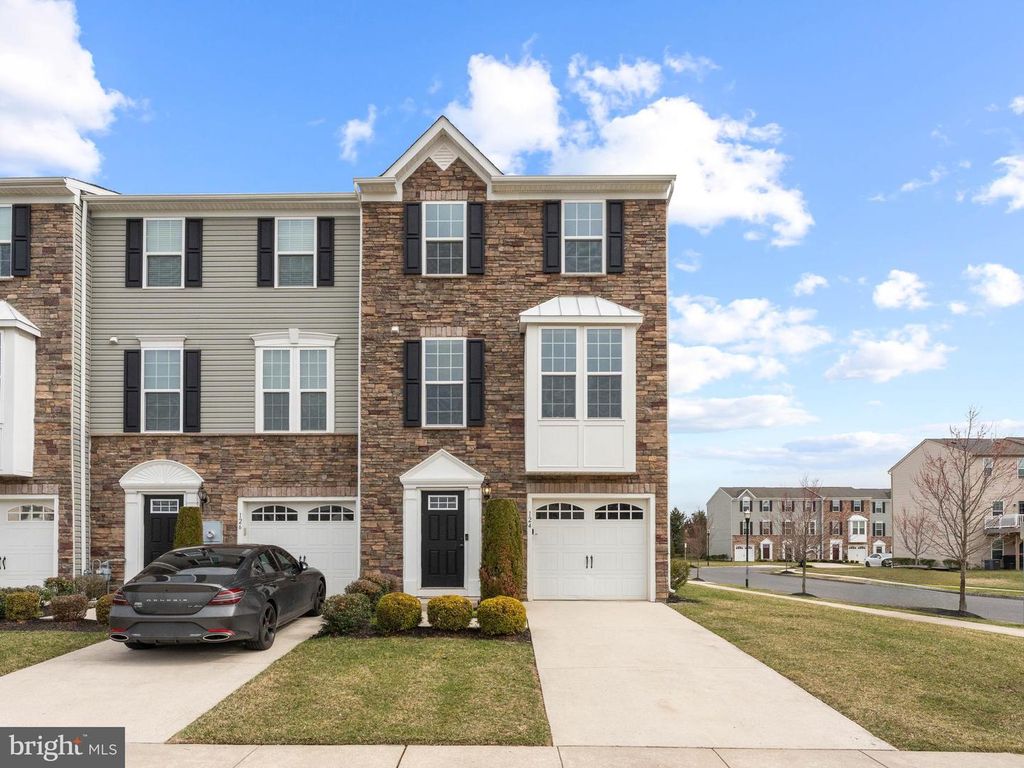 124 VILLAGE GREEN LN, Sicklerville, NJ 08081