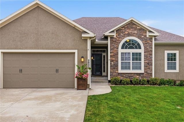 2833 NE Parkview Lane, Lee's Summit, MO 64086