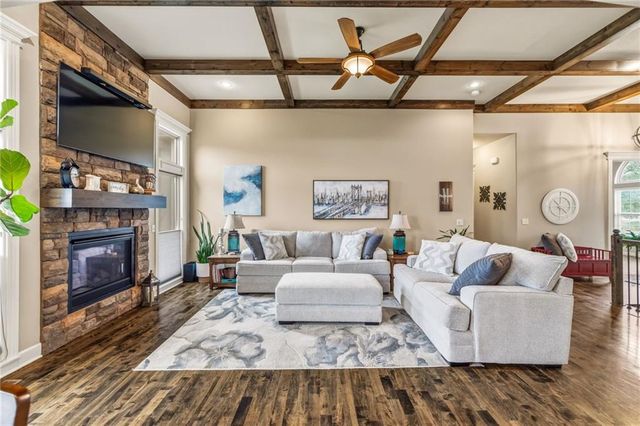 2833 NE Parkview Lane, Lee's Summit, MO 64086