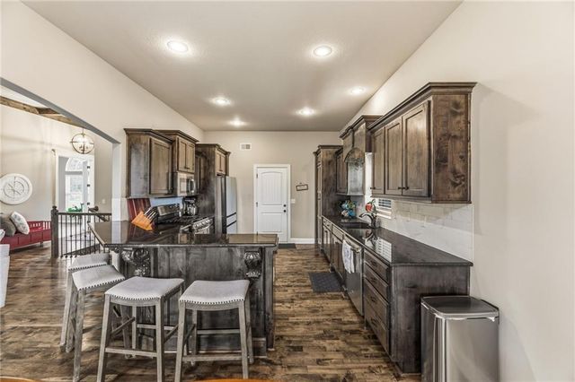 2833 NE Parkview Lane, Lee's Summit, MO 64086