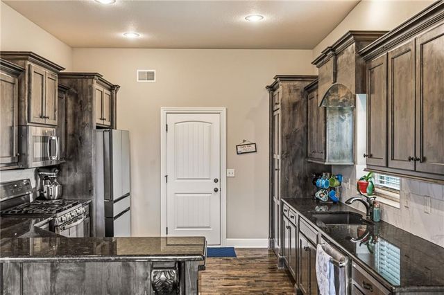 2833 NE Parkview Lane, Lee's Summit, MO 64086