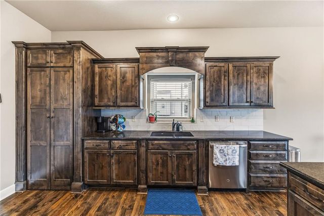 2833 NE Parkview Lane, Lee's Summit, MO 64086
