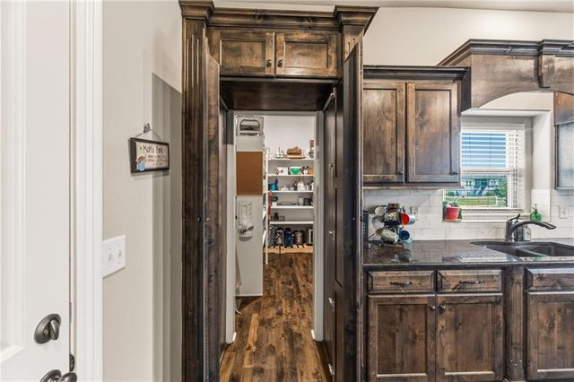 2833 NE Parkview Lane, Lee's Summit, MO 64086