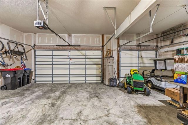 2833 NE Parkview Lane, Lee's Summit, MO 64086