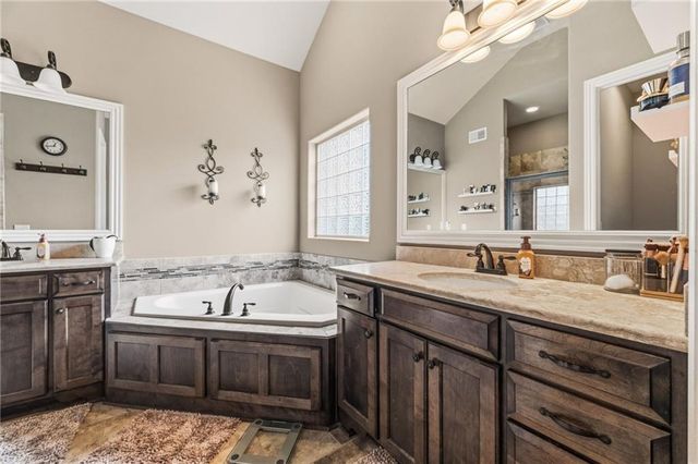 2833 NE Parkview Lane, Lee's Summit, MO 64086