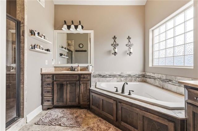 2833 NE Parkview Lane, Lee's Summit, MO 64086