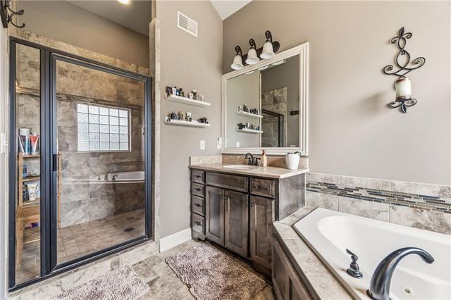 2833 NE Parkview Lane, Lee's Summit, MO 64086