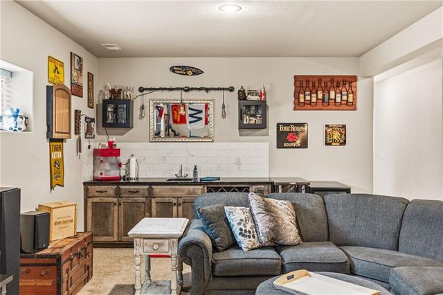 2833 NE Parkview Lane, Lee's Summit, MO 64086