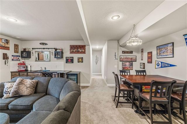2833 NE Parkview Lane, Lee's Summit, MO 64086