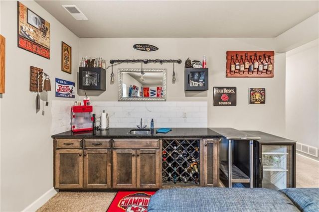 2833 NE Parkview Lane, Lee's Summit, MO 64086
