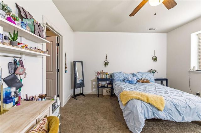 2833 NE Parkview Lane, Lee's Summit, MO 64086