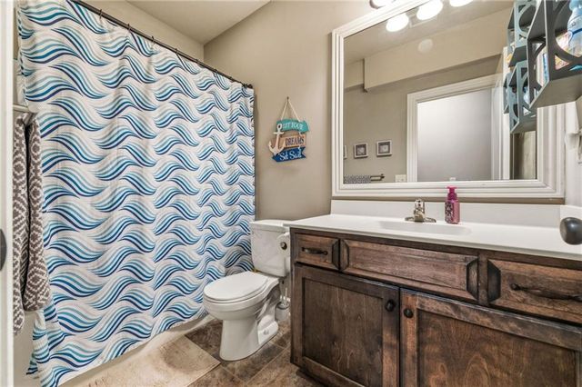 2833 NE Parkview Lane, Lee's Summit, MO 64086