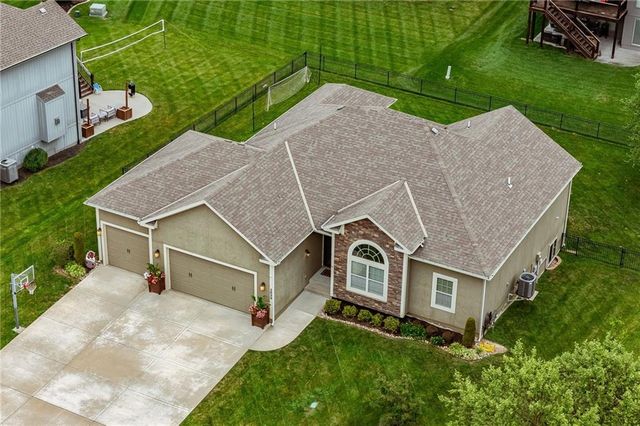 2833 NE Parkview Lane, Lee's Summit, MO 64086