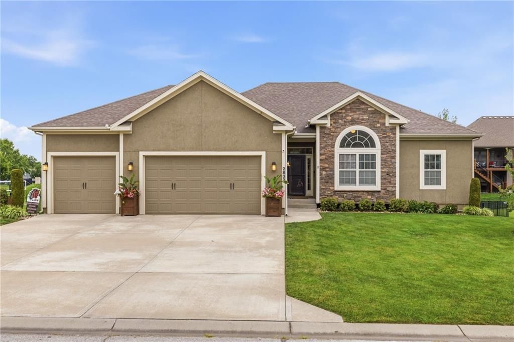 2833 NE Parkview Lane, Lee's Summit, MO 64086