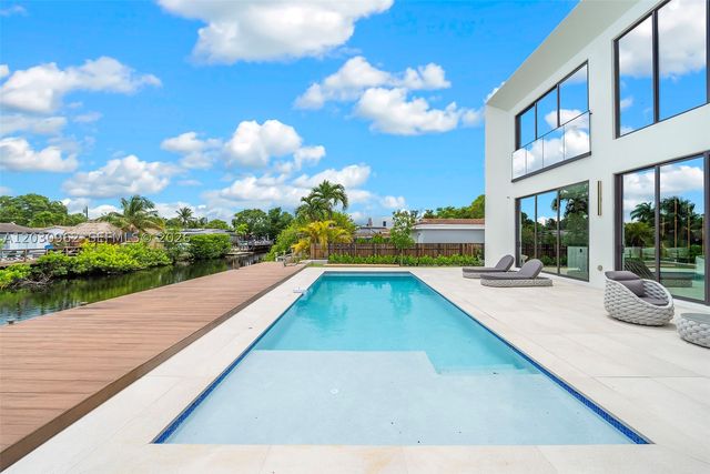 2380 NE 196th St, Miami, FL 33180