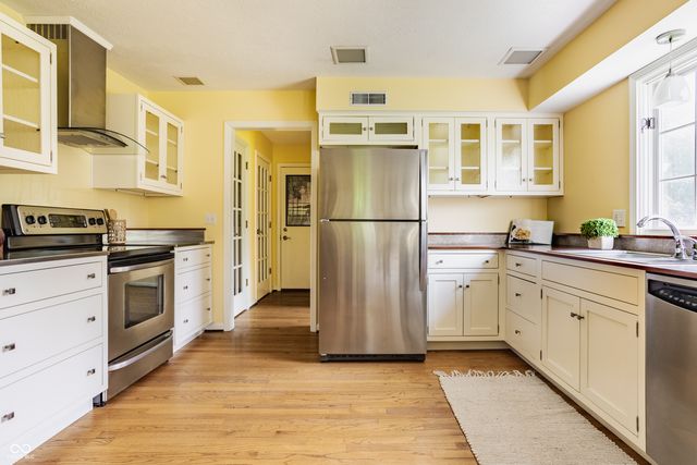 30 Cedar Mill Court, Zionsville, IN 46077