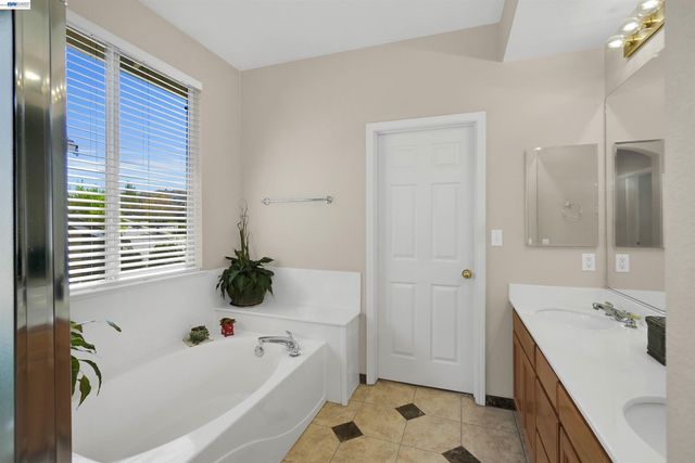 5810 Gold Creek Dr, Castro Valley, CA 94552