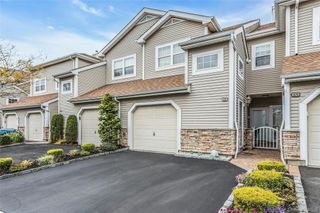 99 Carriage Lane 80A, Plainview, NY 11803