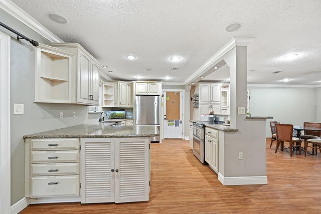 374 NW Makron Drive, Fort Walton Beach, FL 32548