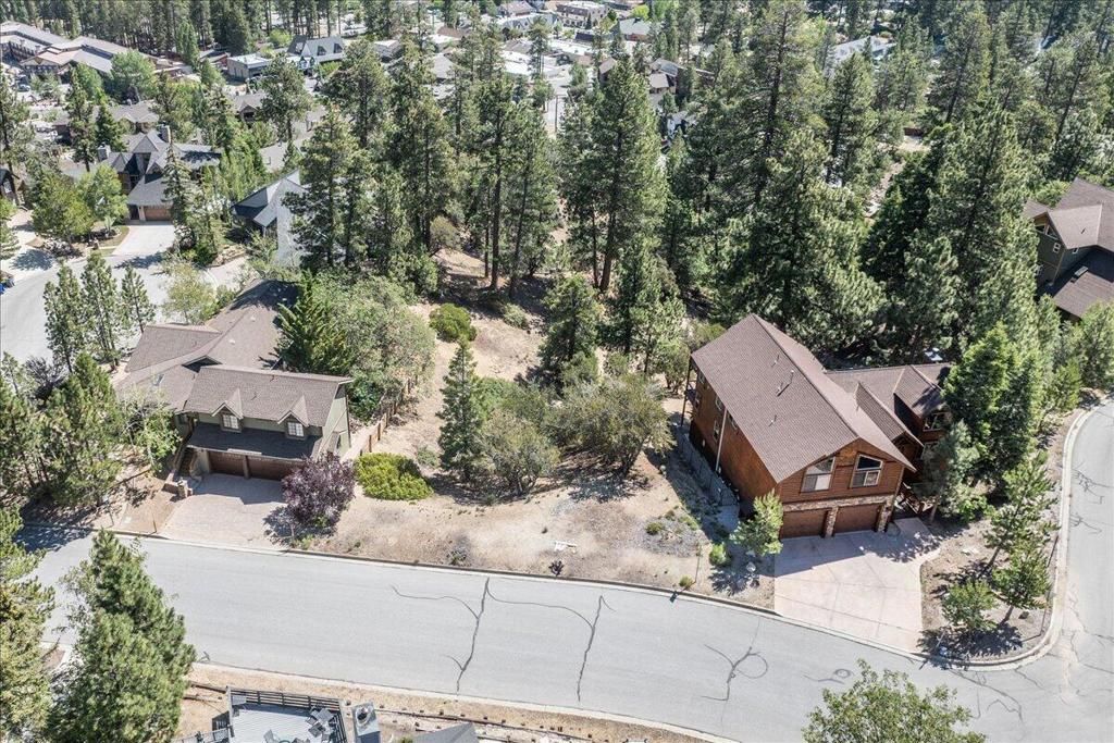 Image 11 of property listing at 40587 Ironwood Drive, Big Bear, CA 92315