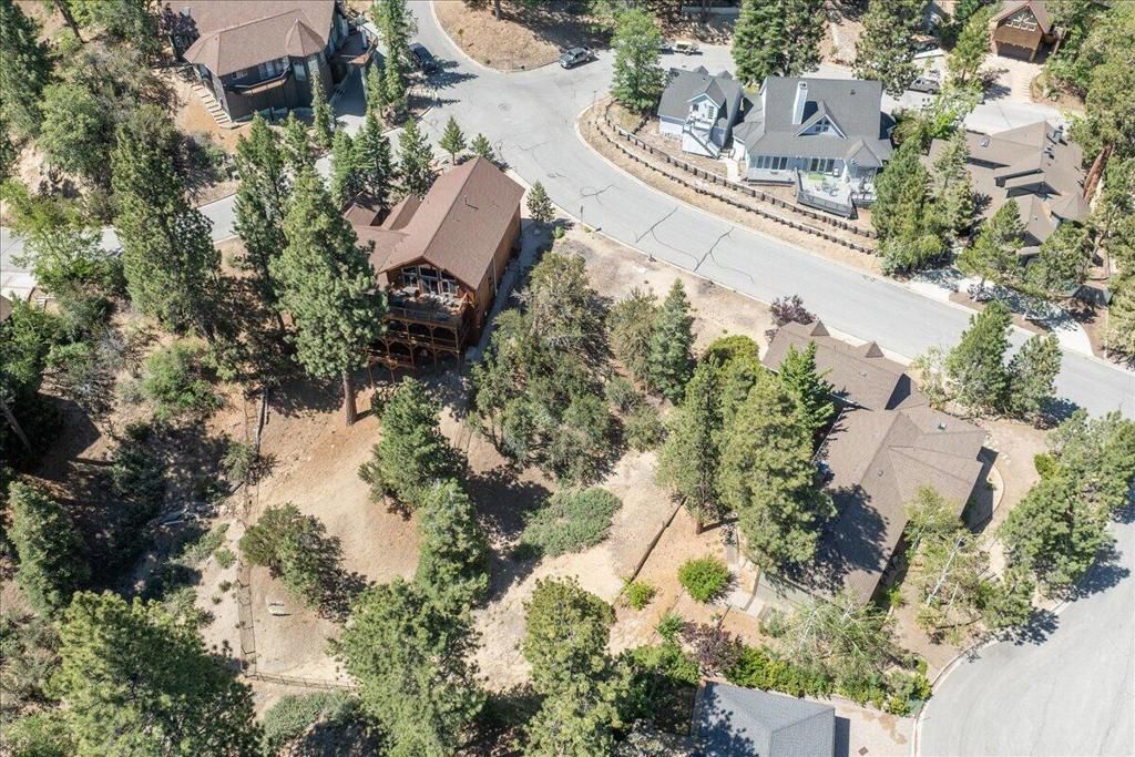 Image 14 of property listing at 40587 Ironwood Drive, Big Bear, CA 92315