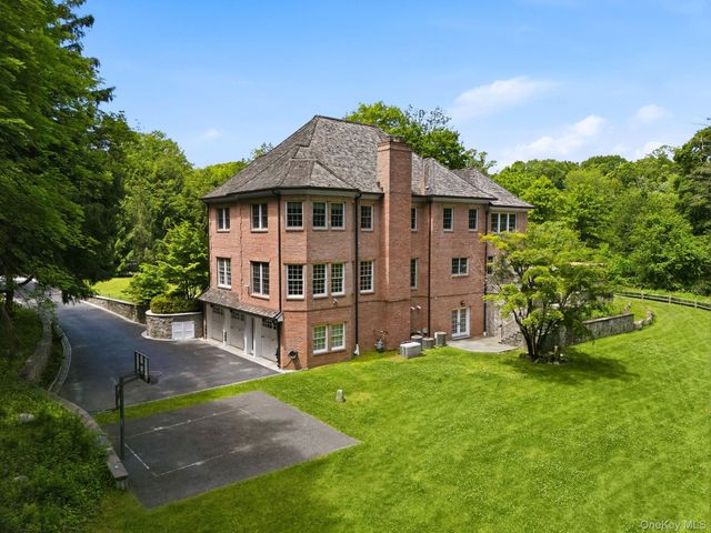 2 Heathcote Drive, Mount Kisco, NY 10549