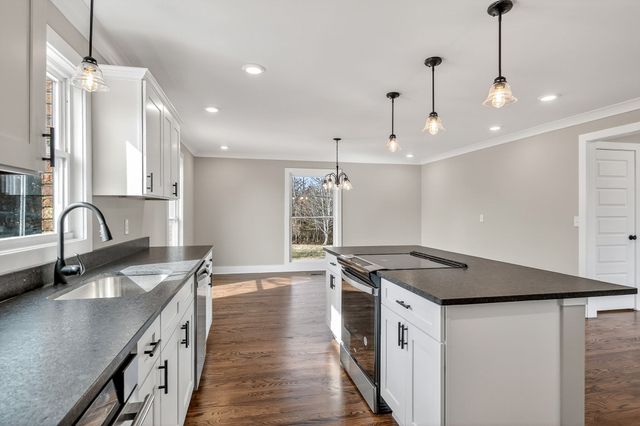 698 Mike Muncey Rd, Mcminnville, TN 37110